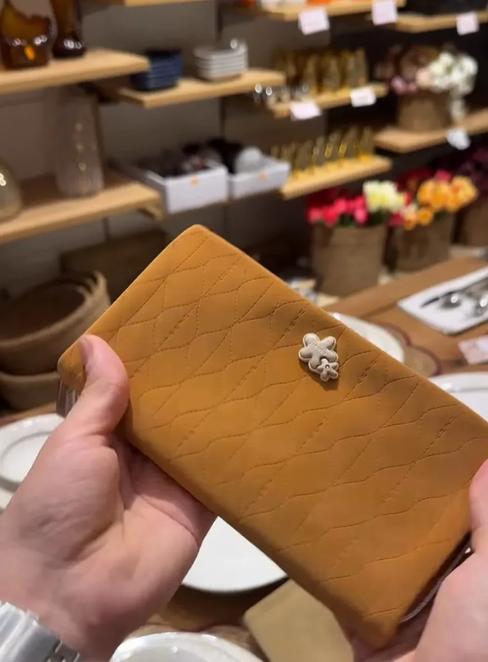 Portefeuille matelassé en cuir avec bouton fleur