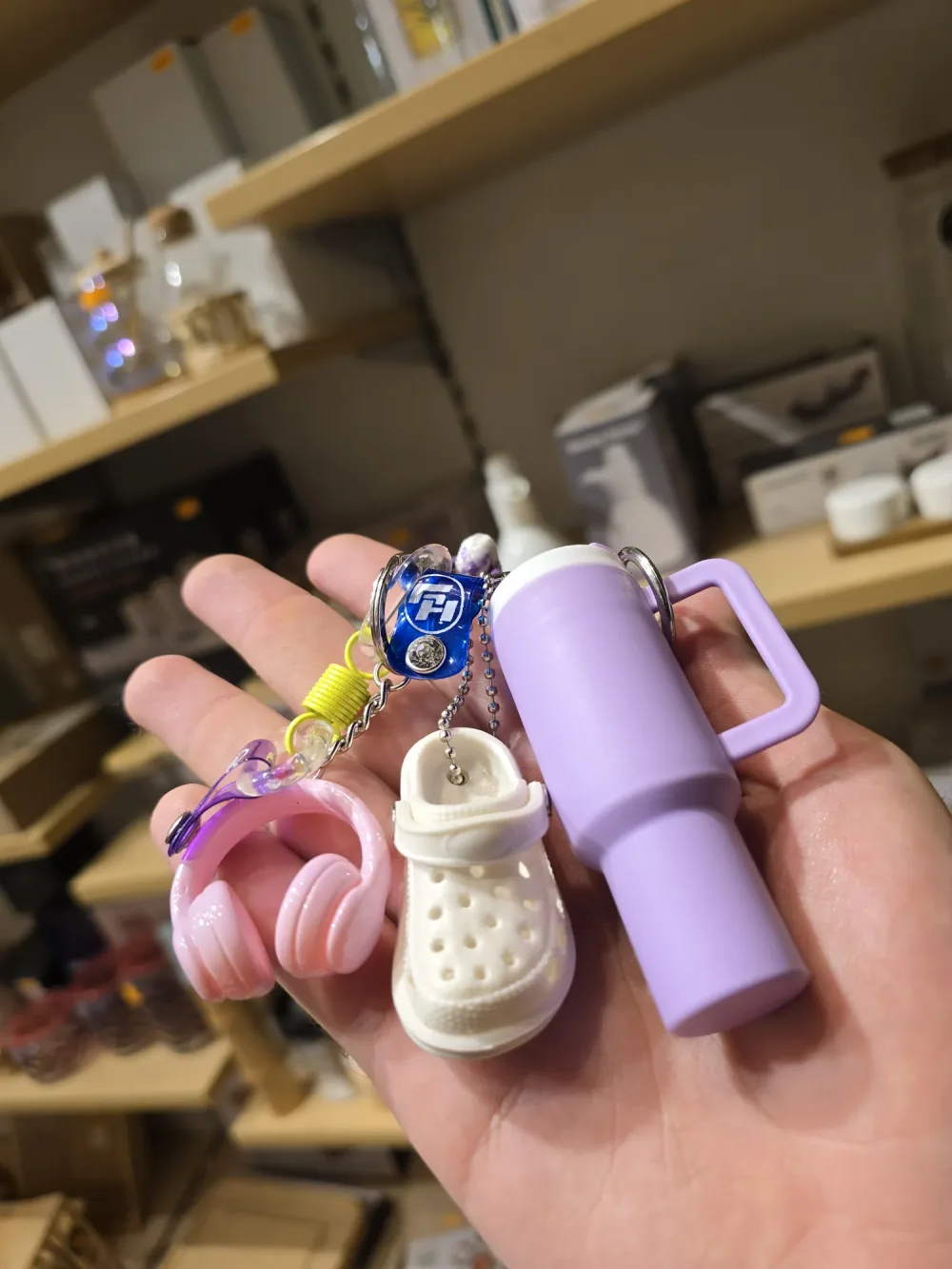 Porte-clés miniatures Tumbler, Crocs & Casque – Trio Lifestyle