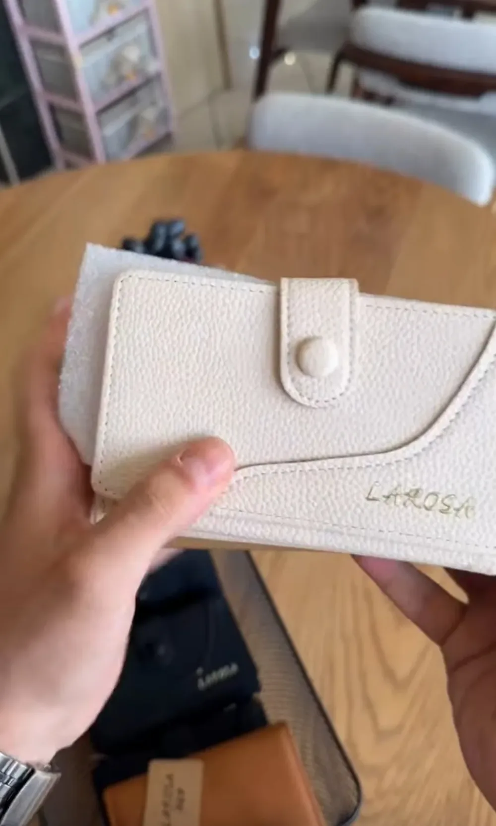 Portefeuille compact en cuir grainé LAROSA – à rabat pressionné