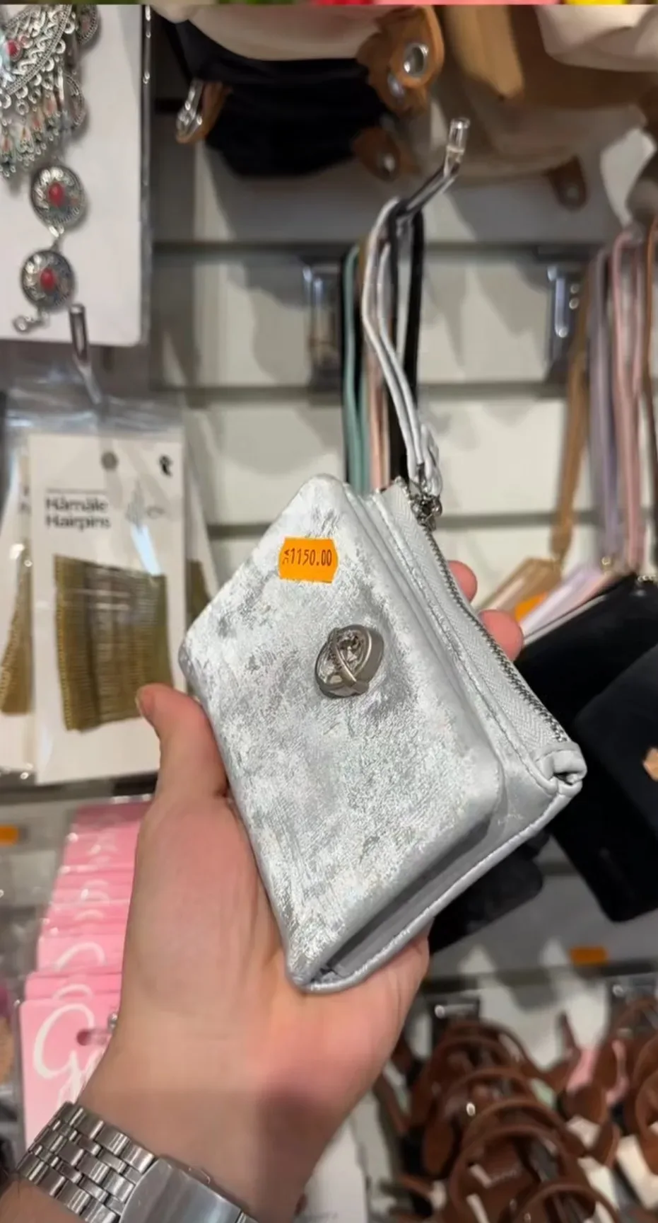 Pochette zippée en cuir avec dragonne et fermoir strassé