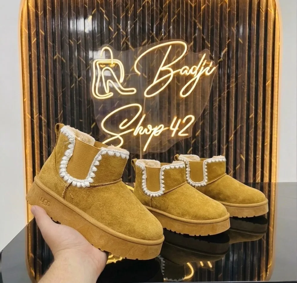 بوت نسائي شتوي UGG قصير بنعل سميك وتطريز جانبي Mini Platform Boots)