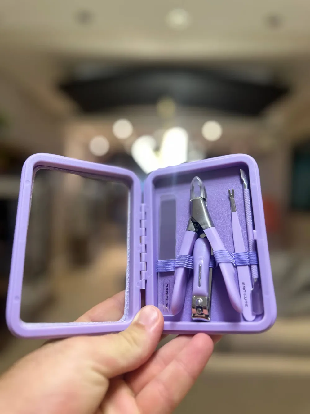 Trousse de Manucure Compacte – Étui Coloré