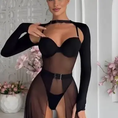 Ensemble 3 pièces élégant : Body noir avec col choker, manches longues séparées et jupe longue transparente