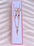 Ensemble collier et boucles d’oreilles à pierres roses