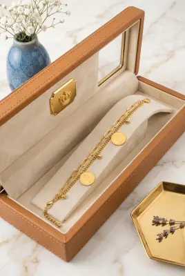 سوار اللويز الكلاسيكية – فخامة عصرية بلمسة تراثية                    Des médailles gravées façon pièces de monnaie anciennes capturent la lumière et accompagnent chacun de vos mouvements