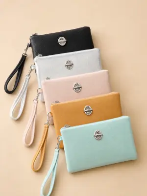 Pochette zippée en cuir avec dragonne et fermoir strassé