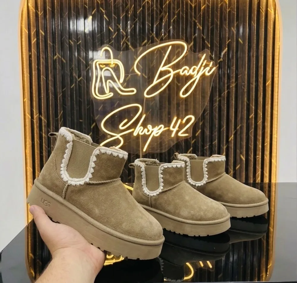 بوت نسائي شتوي UGG قصير بنعل سميك وتطريز جانبي Mini Platform Boots)