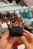 Mini sac cabas porte-clés en cuir grainé