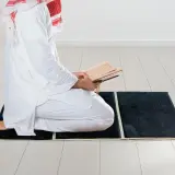 Tapis de Prière Sultan Pliable avec Dossier et Poche Arrière V2 – سجادة صلاة سلطان قابلة للطي مع مسند ظهر