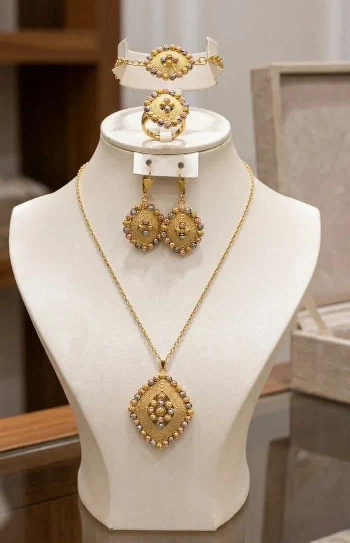 ​Parure Traditionnelle "Trois Ors" (4 Pièces) – Motifs Ciselés & Billes Tricolores