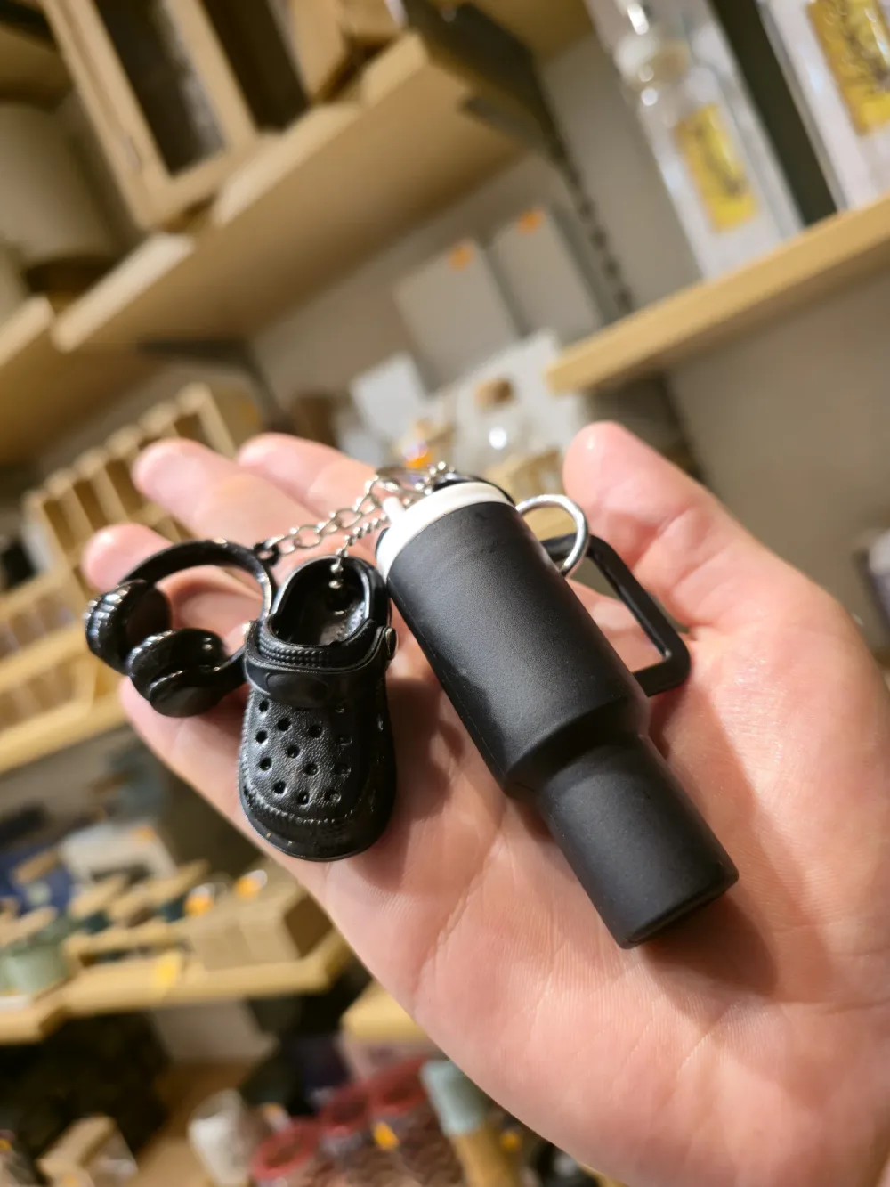 Porte-clés miniatures Tumbler, Crocs & Casque – Trio Lifestyle