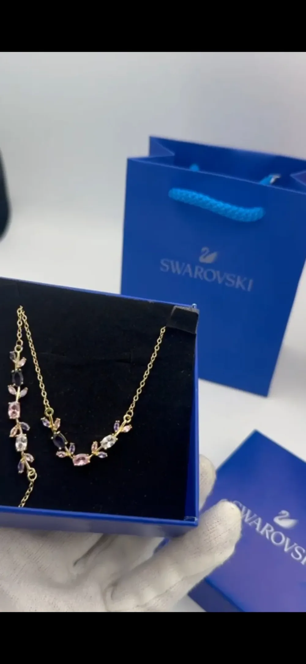 سلسلة الورود 🥀/swarovski(سلسلة + سوار +الكيس والعلبة مجانا💙)  3موديلات