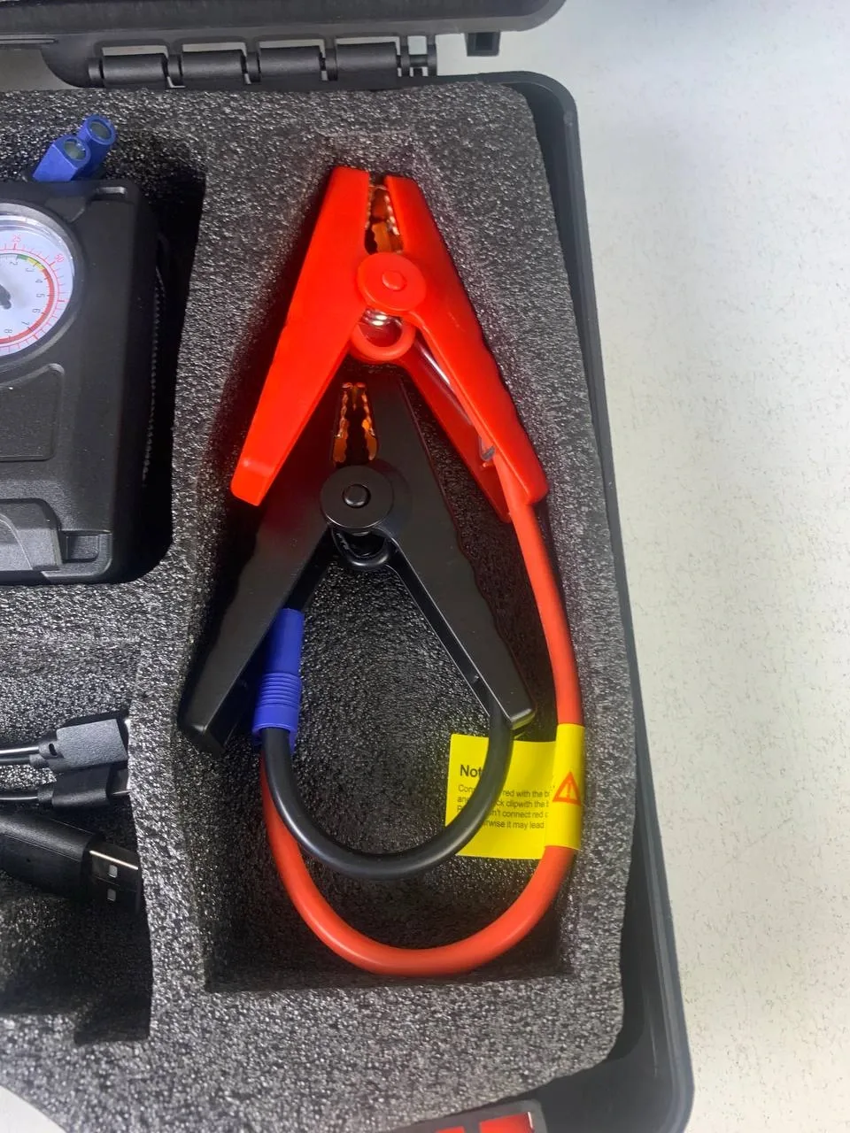 Jump Starter et Compresseur d'Air 2-en-1 pour Voitures - حقيبة جهاز تشغيل السيارة ومنفاخ هواء متكامل
