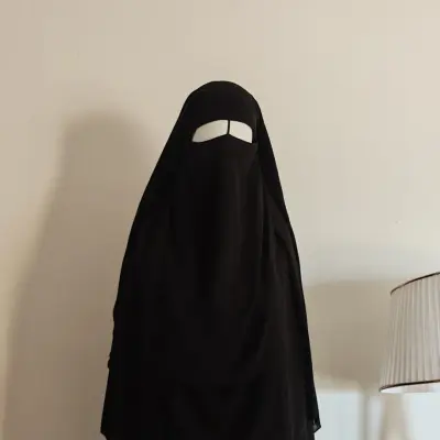 ستار عملاق بدون تينده بالخيط بين العينين