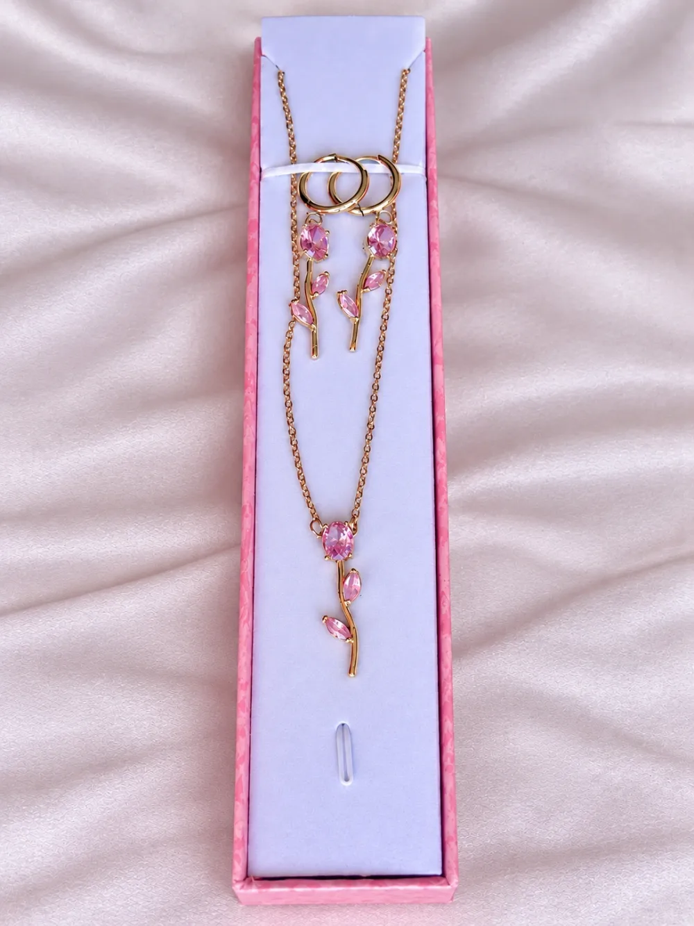 Ensemble collier et boucles d’oreilles à pierres roses