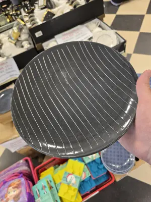 Assiette en céramique grise à rayures fines gravées SG