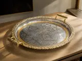 Plateau de Service Ovale en Métal Doré – Motif Étoile Orientale ✨