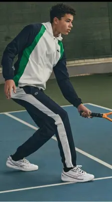 طقم رياضي ولادي 3 بياس Lacoste – جاكيت + تيشورت + سروال بتصميم عصري