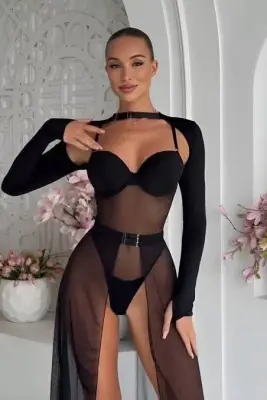 Ensemble 3 pièces élégant : Body noir avec col choker, manches longues séparées et jupe longue transparente