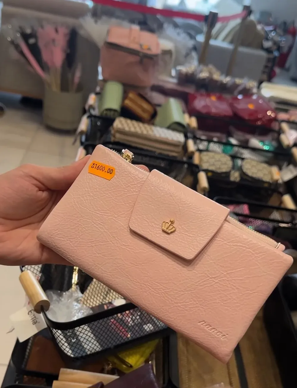 Portefeuille en cuir froissé avec rabat couronne dorée