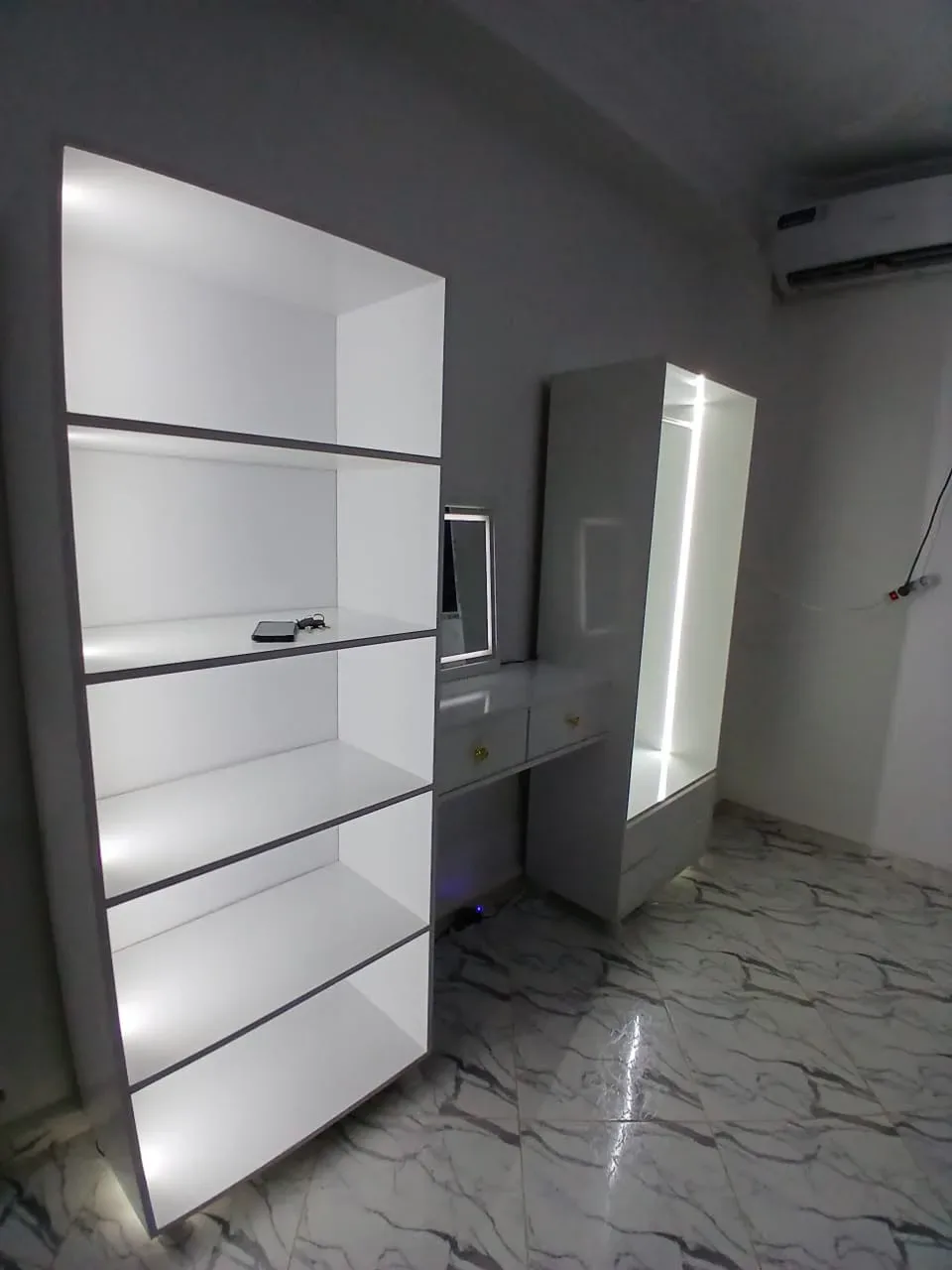 Dressing Complet avec Coiffeuse et Éclairage LED - دريسينغ عصري متكامل مع كوافوزة وإضاءة