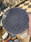 Assiette en céramique bleue "SG" à motif pointillé style batik