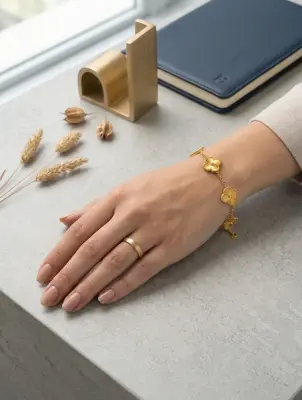 سوار ذهبي بأيقونات زهرة البرسيم الرباعية – لمسة الأناقة والفخامة الكلاسيكية        Bracelet plaqué or aux motifs trèfles – L'élégance emblématique et le raffinement au quotidien