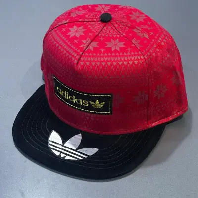 كاسكيطة اديداس plat لون احمر اسود Adidas