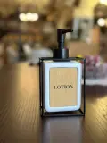 Distributeur de Lotion Style Industriel – Structure Métal & Bois