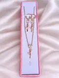 Ensemble collier et boucles d’oreilles à pierres roses