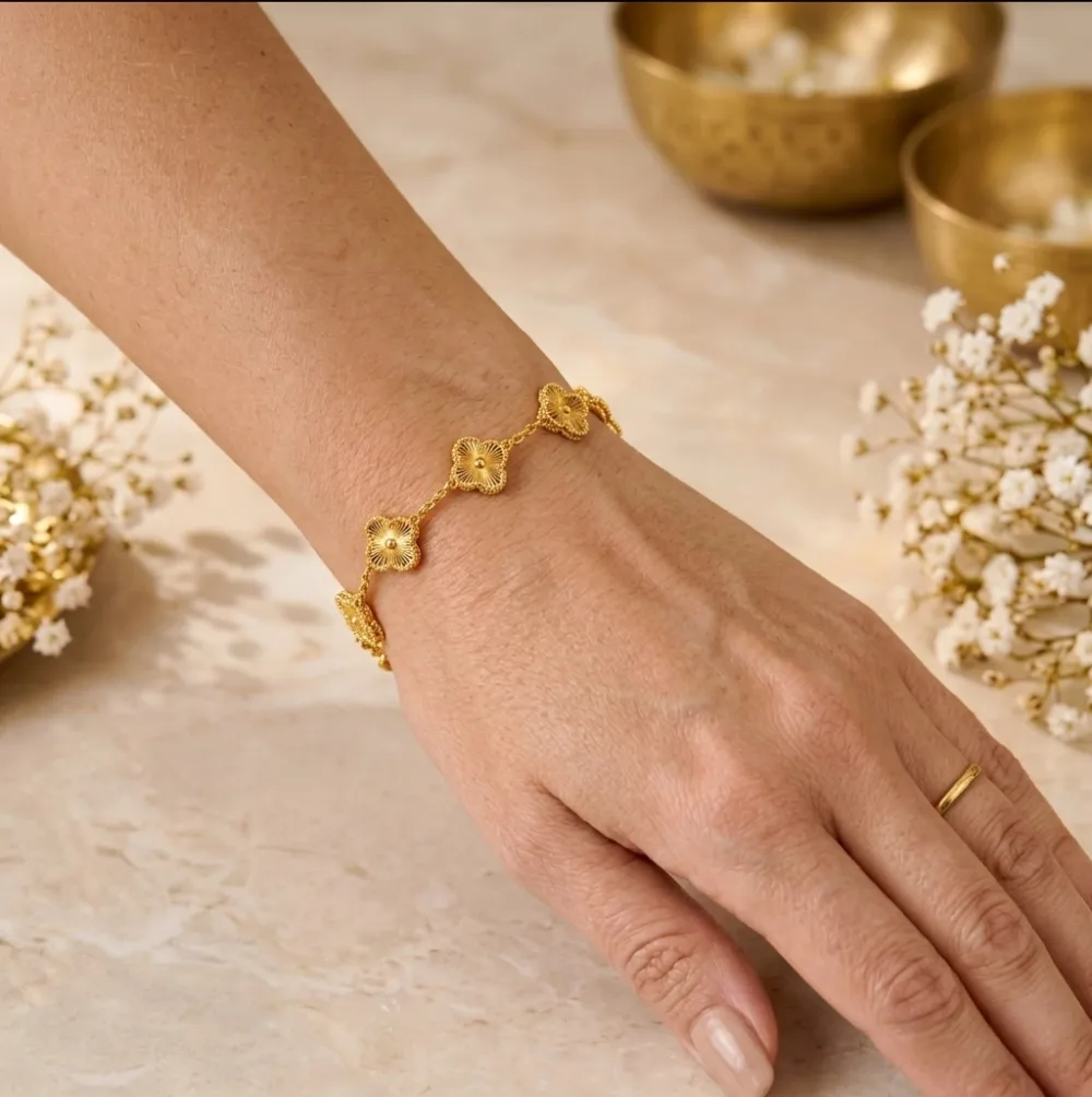سوار ذهبي بأيقونات زهرة البرسيم الرباعية – لمسة الأناقة والفخامة الكلاسيكية        Bracelet plaqué or aux motifs trèfles – L'élégance emblématique et le raffinement au quotidien