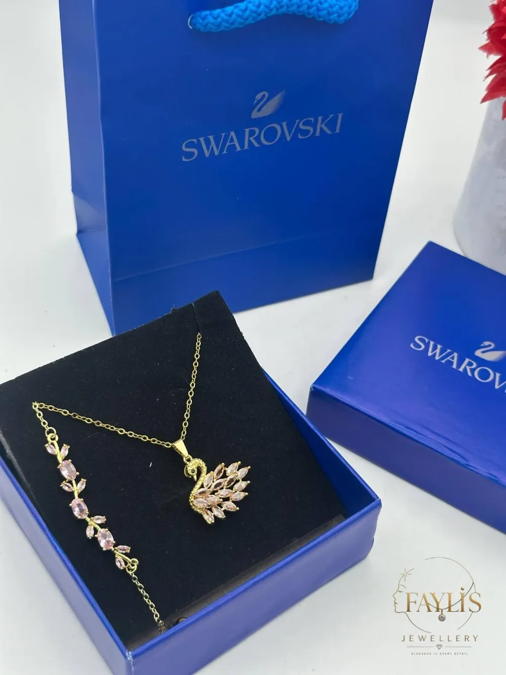 طقم البجعة /swarovski.(سلسلة + سوار+الكيس والعلبة مجانا💙)🦢 [موديل 1]