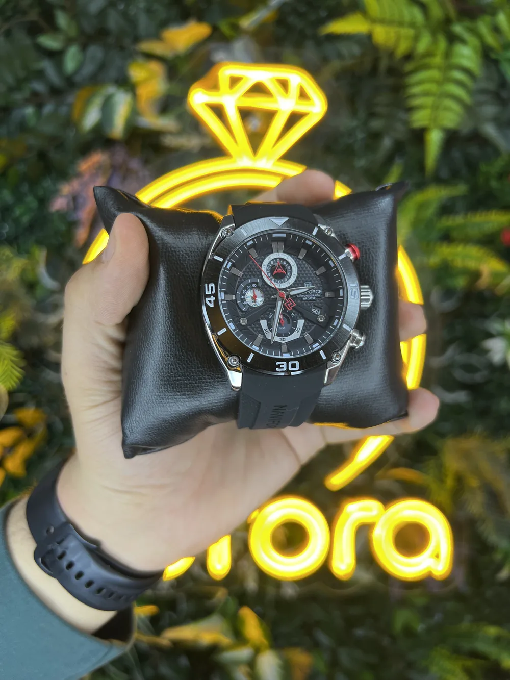 أناقة الرجال تبدأ من التفاصيل… خليك دايماً في القمة مع ساعة Naviforce 8038 ⌚🔥
