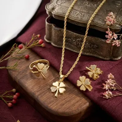 طقم بارير زهرة النفل  (Four-Leaf Clover Jewelry Set)  بلمسة فاخرة