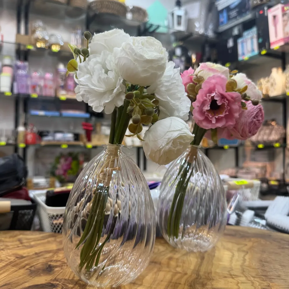 Vas avec beaucoup de fleurs