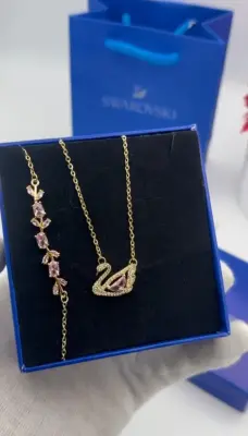 طقم البجعة /swarovski.(سلسلة + سوار+الكيس والعلبة مجانا💙)🦢 [موديل 3]
