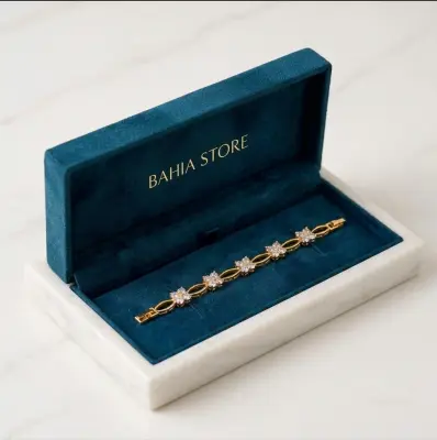 Bracelet plaqué or serti d'oxydes de zirconium – L'alliance parfaite de l'élégance et du raffinement     سوار مذهّب مرصّع بالأحجار البراقة – لمسة من الرقيّ والأناقة الكلاسيكية