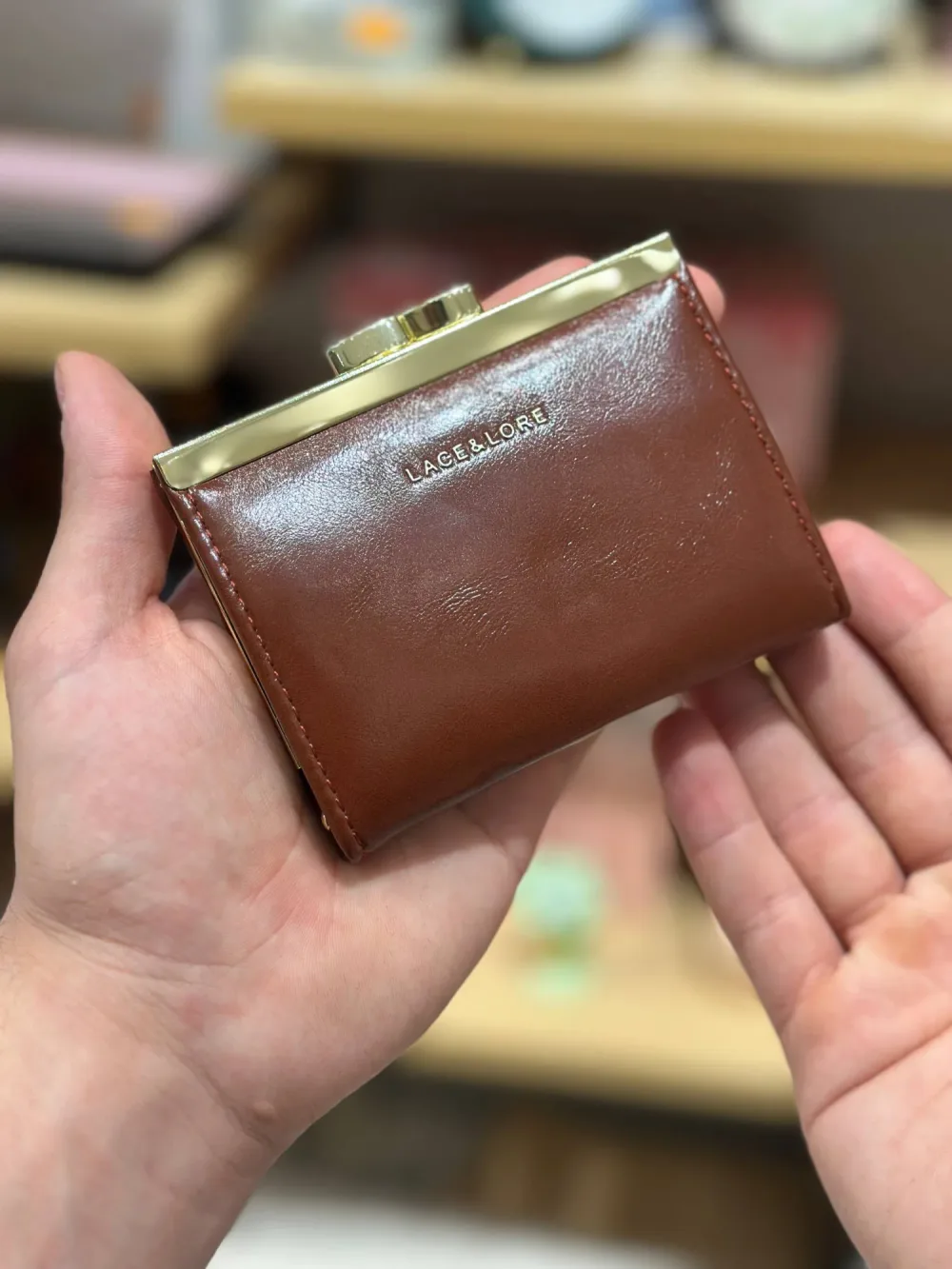 👛 Portefeuille Compact Fermoir Doré – Lace & Lore