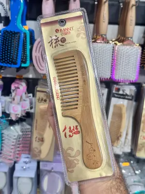Peigne en Bois Naturel – Style Traditionnel