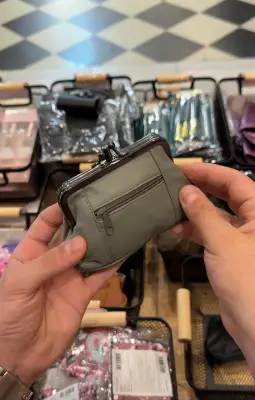 Porte-monnaie en cuir véritable, fermoir clic-clac et poche zippée