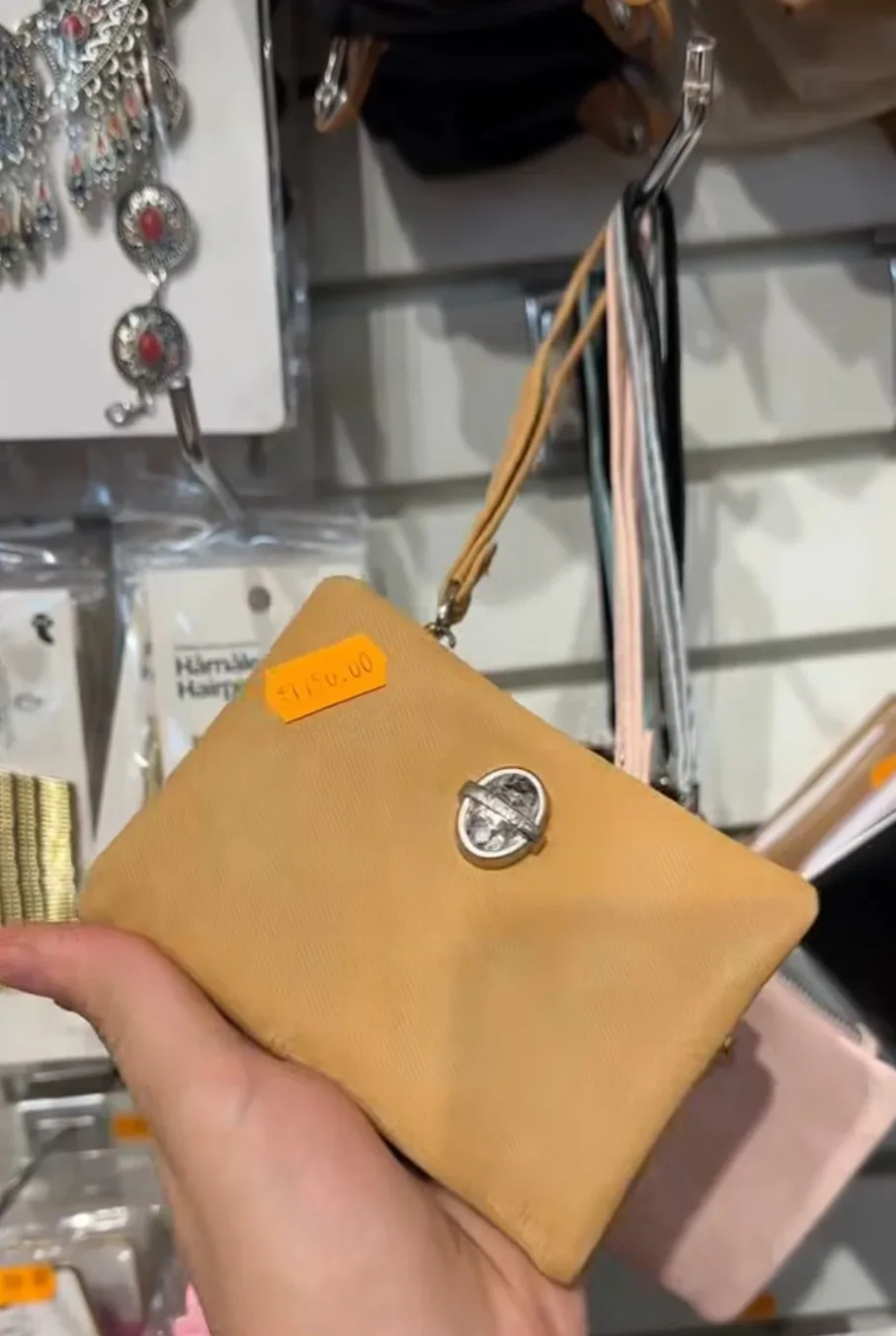 Pochette zippée en cuir avec dragonne et fermoir strassé