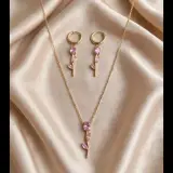 Ensemble collier et boucles à pierres roses