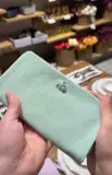 Portefeuille matelassé en cuir avec bouton fleur
