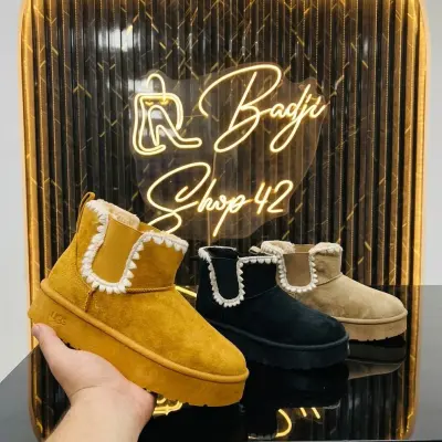 بوت نسائي شتوي UGG قصير بنعل سميك وتطريز جانبي Mini Platform Boots)