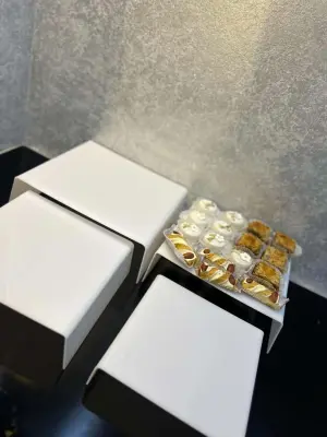 حامل حلويات المربع