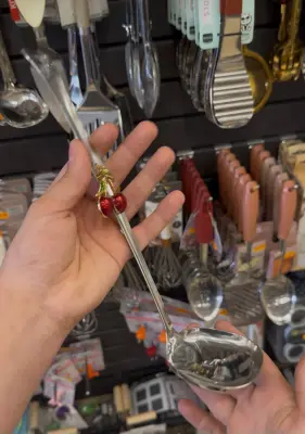 Cuillère décorative à cerises