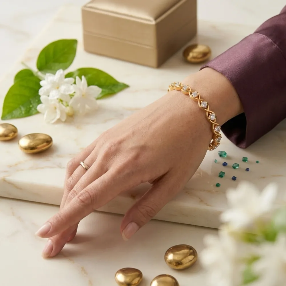 Bracelet plaqué or serti d'oxydes de zirconium – L'alliance parfaite de l'élégance et du raffinement     سوار مذهّب مرصّع بالأحجار البراقة – لمسة من الرقيّ والأناقة الكلاسيكية