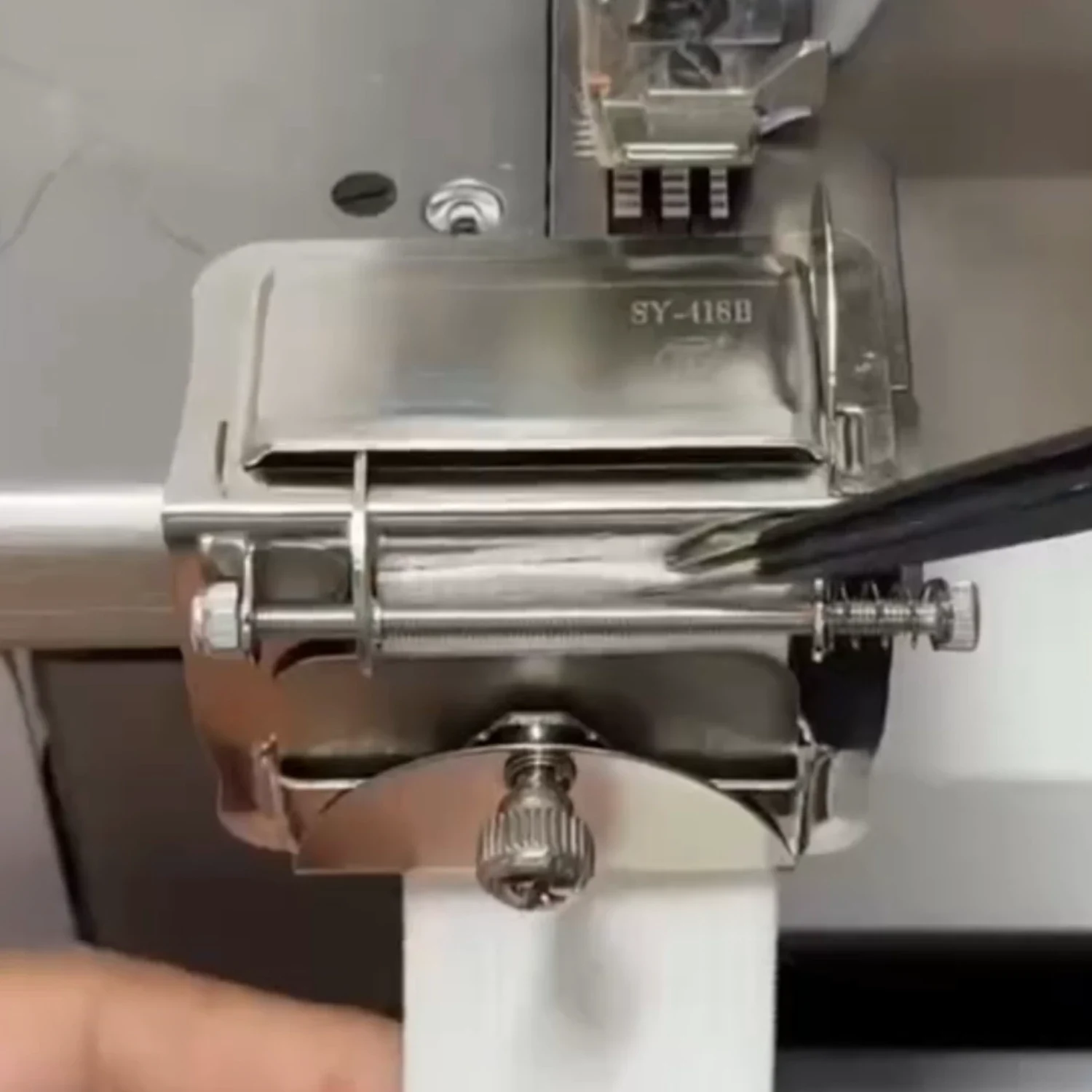 Guide Band pour machine Surjeteuse industrielle
