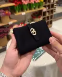 Portefeuille en cuir texturé avec fermoir nœud doré