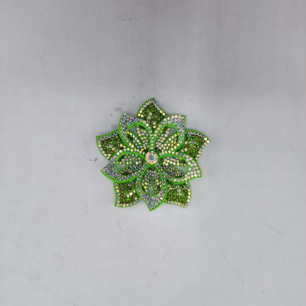 Fleur avec strass